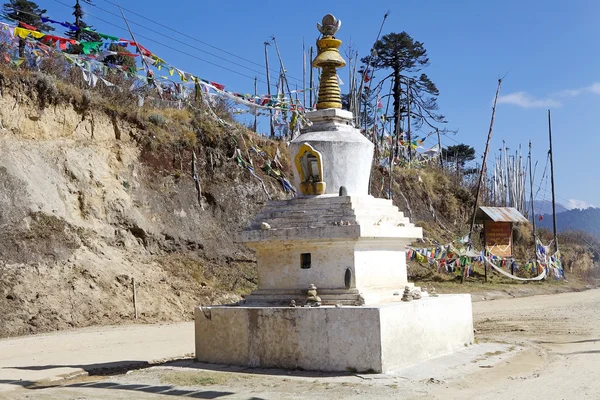 Chorten και προσευχή σημαίες στα το Yutong La περάσει, Μπουτάν — Φωτογραφία Αρχείου