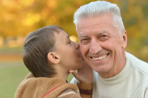 Grand-père et petit-fils dans le parc — Photo