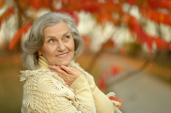 Senior kvinna i höstparken — Stockfoto