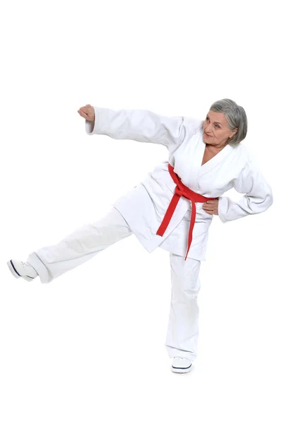 Äldre kvinna i karate pose — Stockfoto