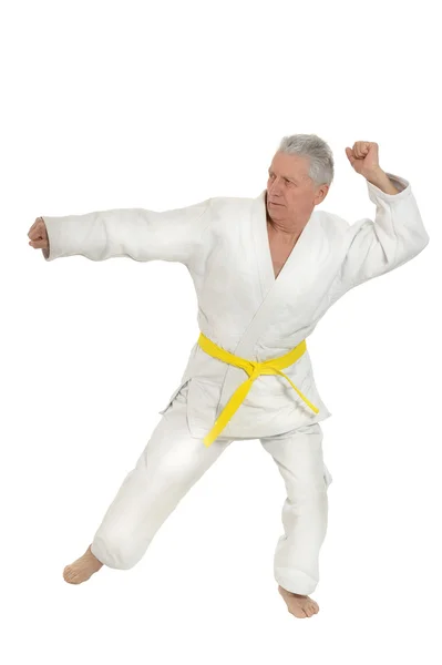 Äldre man i karate pose — Stockfoto