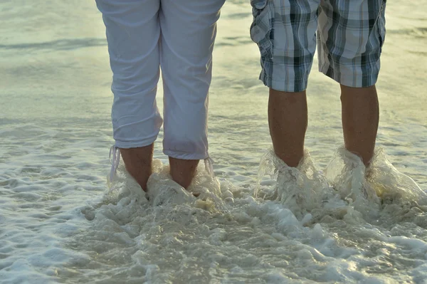 Elderly couple rest at tropical beach — Stock Photo, Image