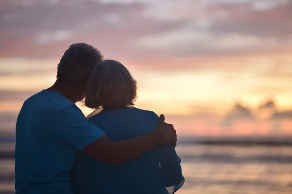 Couple âgé se reposer à la plage tropicale — Photo