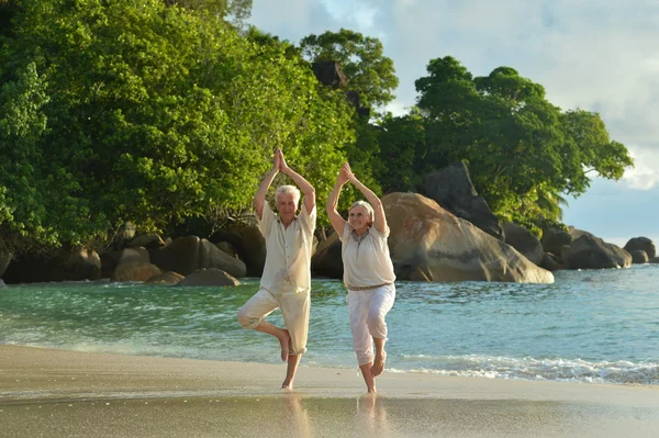 年长的夫妇做瑜伽锻炼 — 图库照片