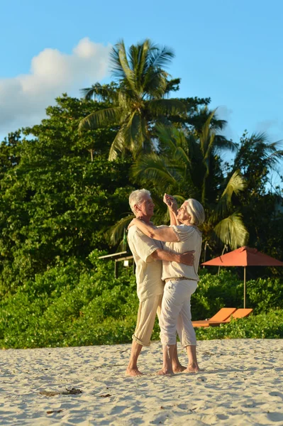 Couple âgé dansant sur la plage tropicale — Photo