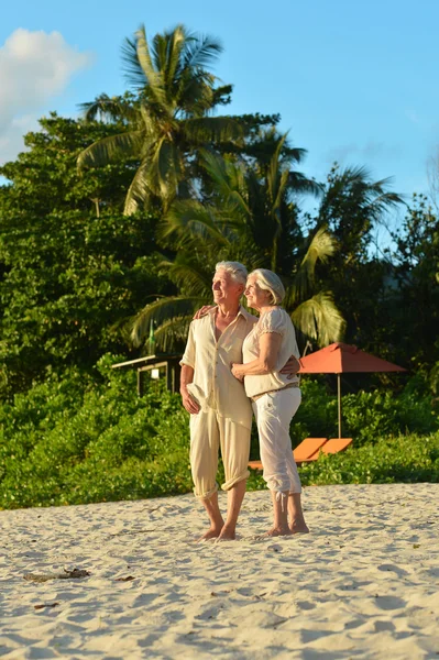 Casal de idosos descansam na praia tropical — Fotografia de Stock