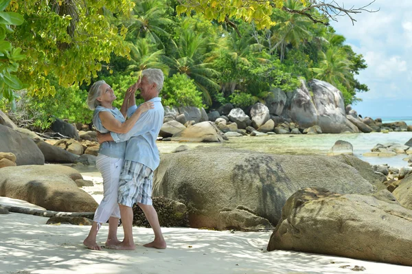Casal de idosos dançando no resort tropical — Fotografia de Stock