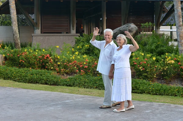 Casal sénior perto do resort do hotel — Fotografia de Stock