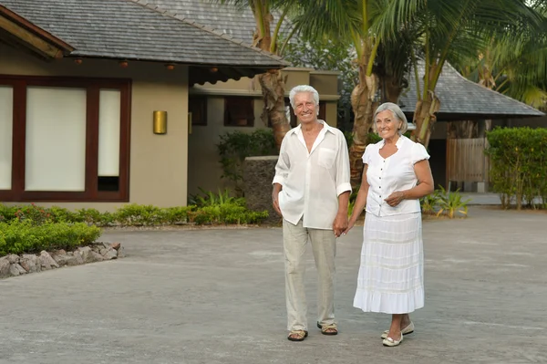 Couple sénior près hôtel resort — Photo