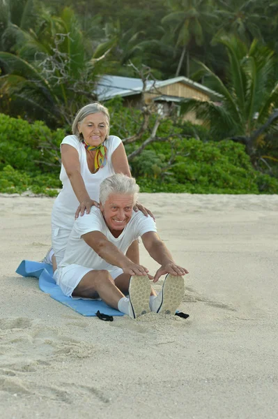 Pareja mayor haciendo ejercicio en verano —  Fotos de Stock