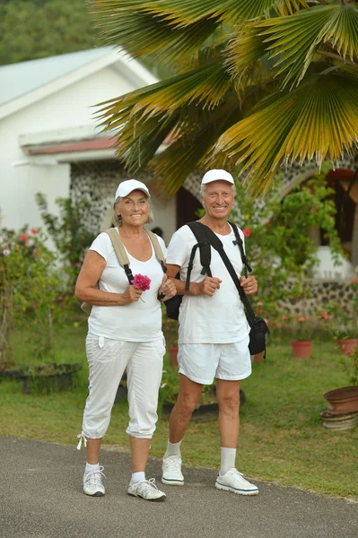 Bejaarde echtpaar rusten in tropische resort — Stockfoto