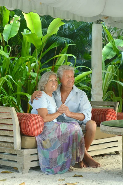 Starszy para w pobliżu hotel resort — Zdjęcie stockowe