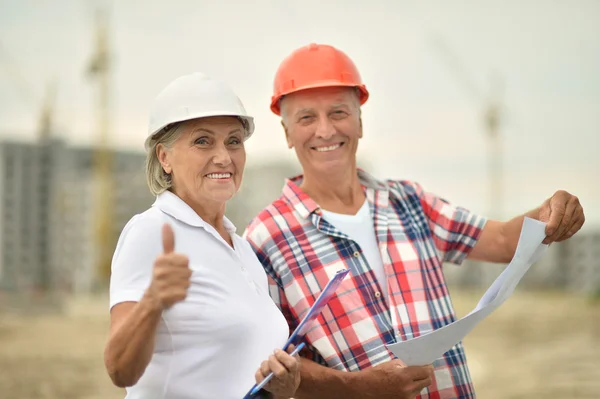 Casal sênior em construção — Fotografia de Stock