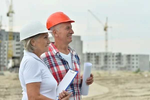 Casal sênior em construção — Fotografia de Stock