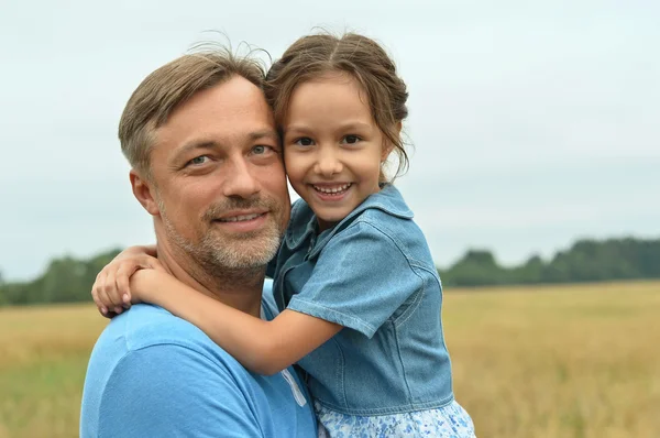 Vader met dochter in veld — Stockfoto