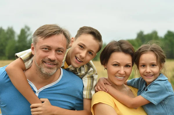 Gelukkige familie op veld — Stockfoto