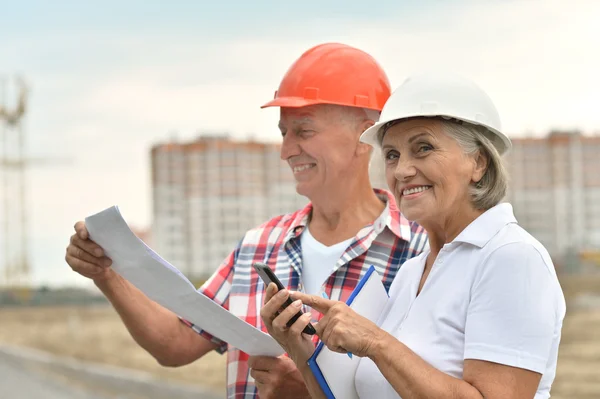 Pareja de ancianos en construcción —  Fotos de Stock