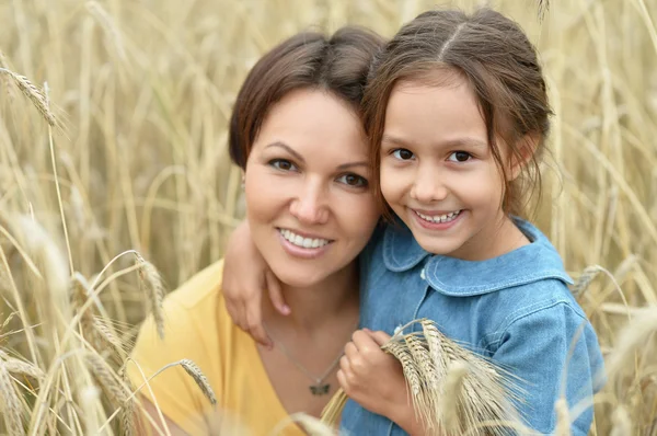 Anne ve kızı, buğday alanı — Stok fotoğraf