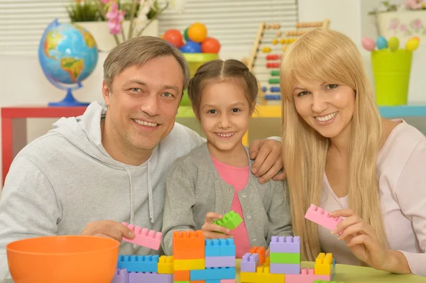 Glad familj leker hemma — Stockfoto