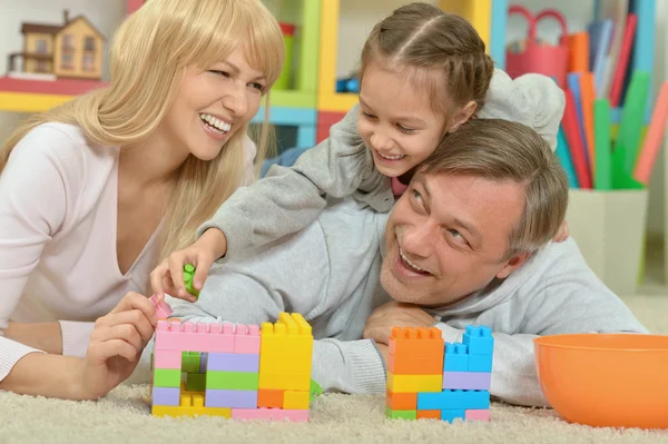 Famiglia felice che gioca a casa — Foto Stock