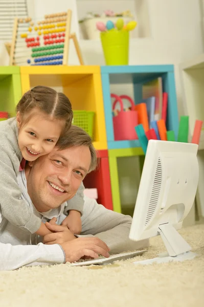 Padre e hija pequeña con computadora — Foto de Stock