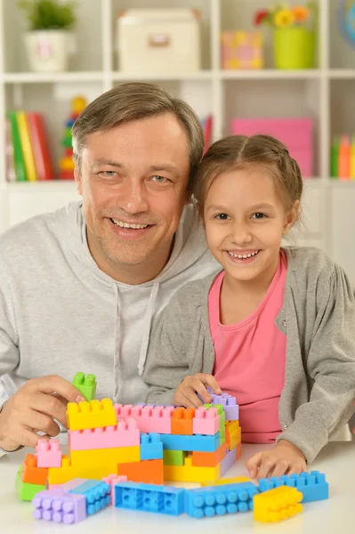 Szczęśliwa rodzina bawi się w domu — Zdjęcie stockowe