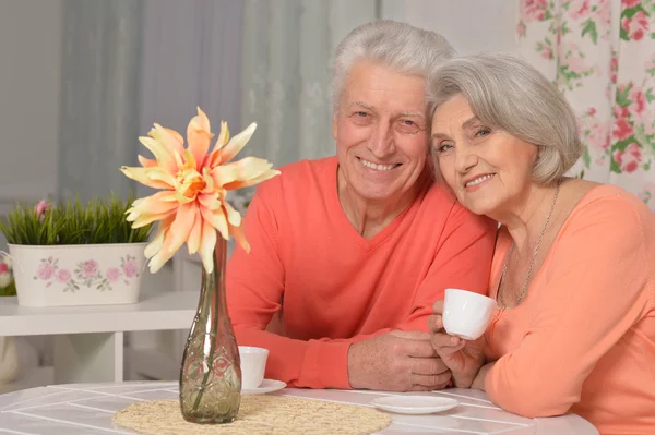 Ouder paar het drinken van thee — Stockfoto
