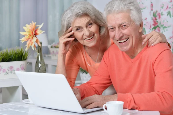 Casal sênior feliz com laptop — Fotografia de Stock