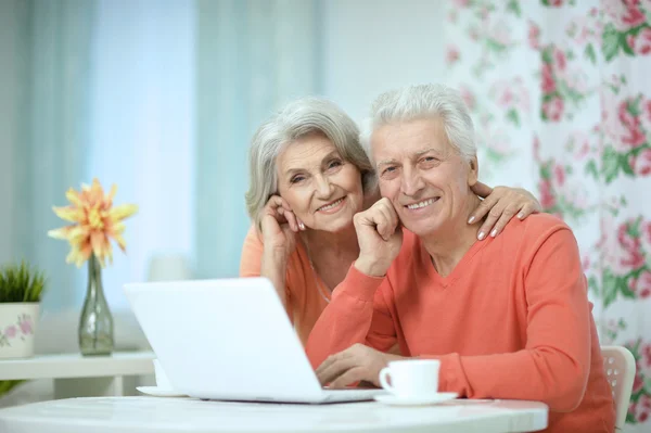 Casal sênior feliz com laptop — Fotografia de Stock