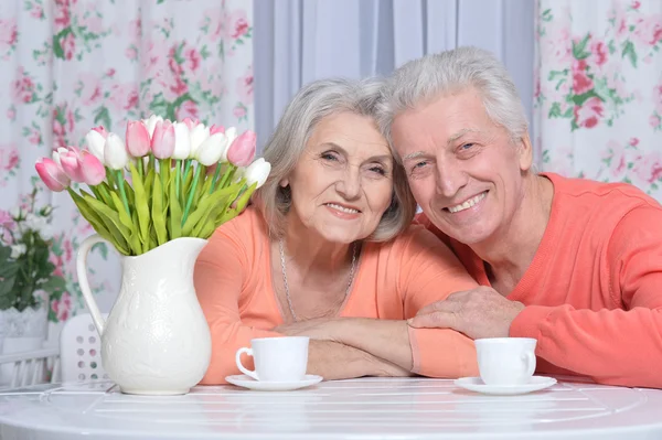 Ouder paar het drinken van thee — Stockfoto