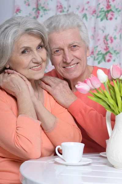 Ouder paar het drinken van thee — Stockfoto