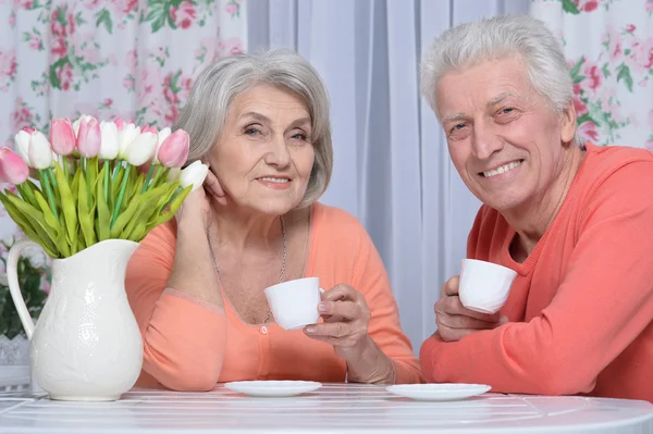 Зрелая пара пьет чай — стоковое фото