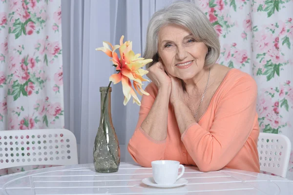 Ouder paar het drinken van thee — Stockfoto