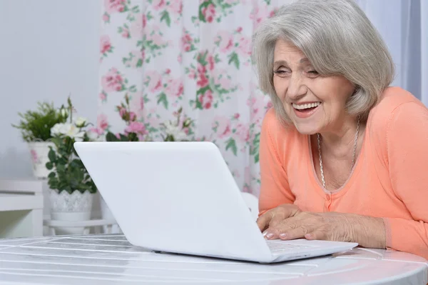 노트북으로 노인 여성 — 스톡 사진