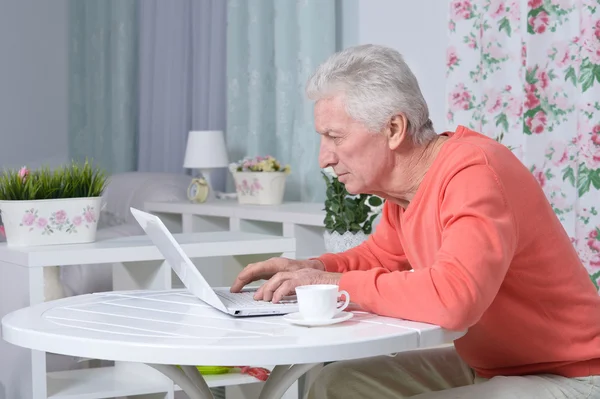 Uomo anziano con laptop — Foto Stock