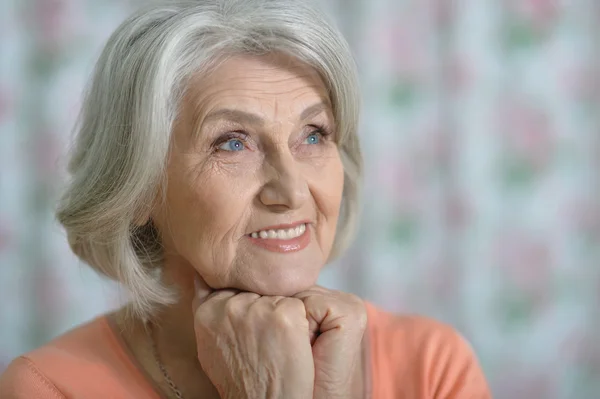 Retrato de una hermosa anciana — Foto de Stock