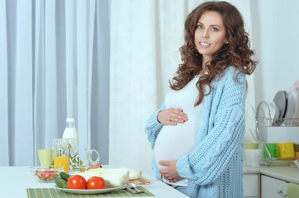 Όμορφη έγκυος γυναίκα με το φαγητό — Φωτογραφία Αρχείου