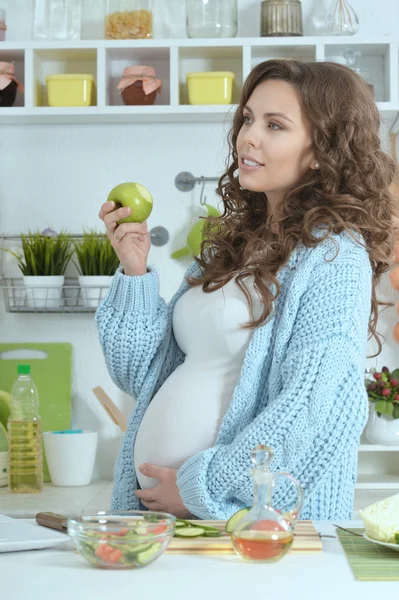 Gıda ile güzel bir hamile kadın — Stok fotoğraf