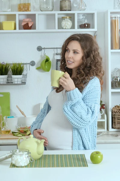 Krásná těhotná žena s čajem — Stock fotografie