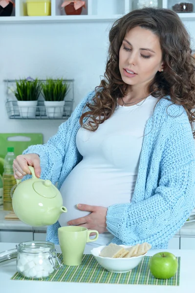 Красива вагітна жінка з чаєм — стокове фото