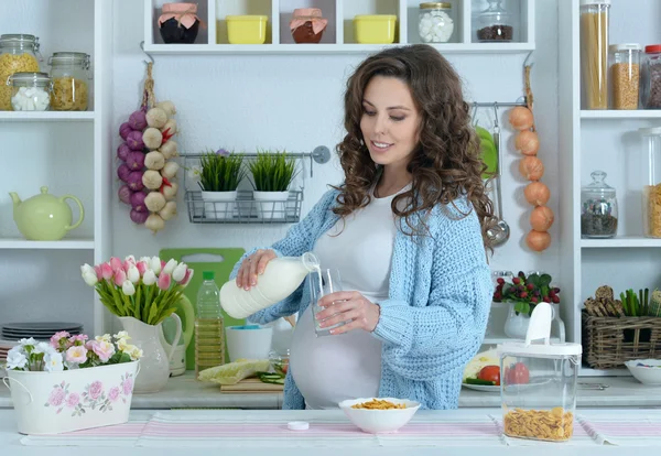 Belle femme enceinte avec du lait — Photo