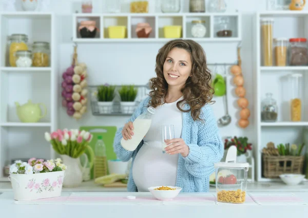 Красива вагітна жінка з молоком — стокове фото