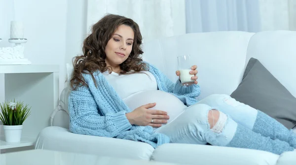 Terhes nő pohár tej — Stock Fotó