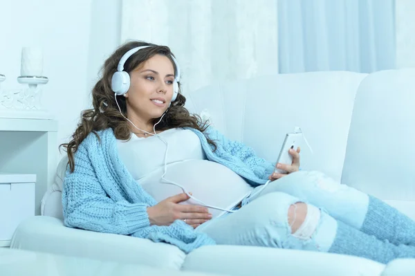 美丽的孕妇和耳机 — 图库照片
