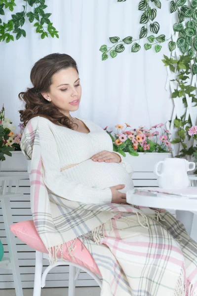 Vackra gravid kvinna med drink — Stockfoto