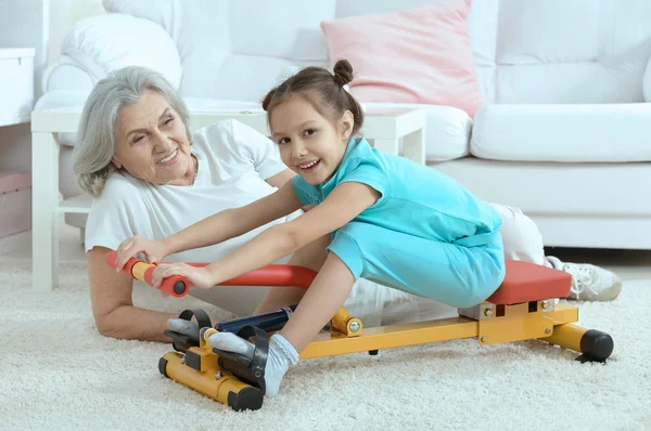 Kleine Enkelin beim Sport — Stockfoto