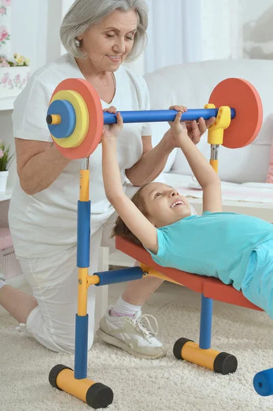Wnuczka mała robi ćwiczenia — Zdjęcie stockowe