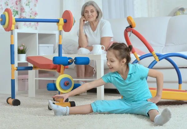 Kleine Enkelin beim Sport — Stockfoto