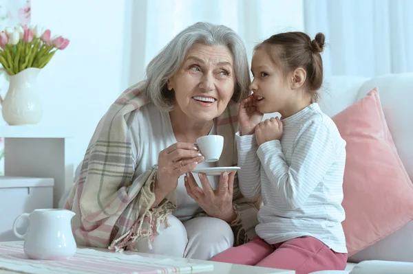 Senior vrouw met kleindochter met thee — Stockfoto