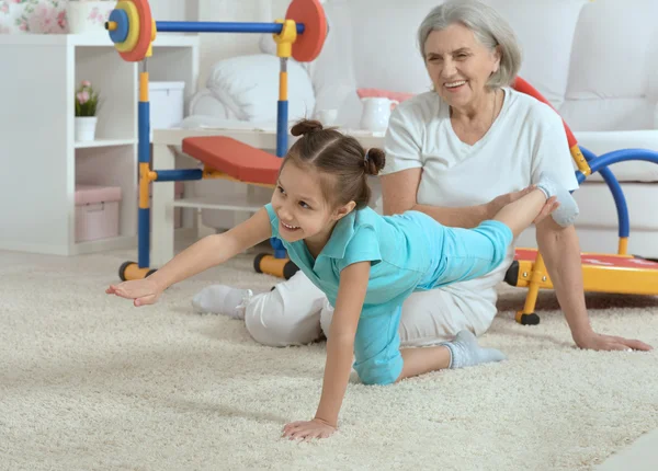 Маленькая внучка делает упражнения — стоковое фото